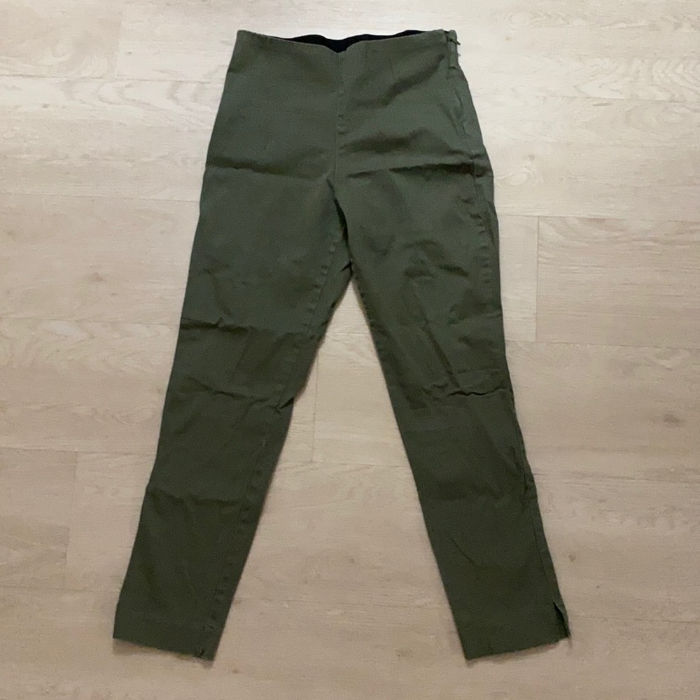 Size 6 old navy business casual capri pants.